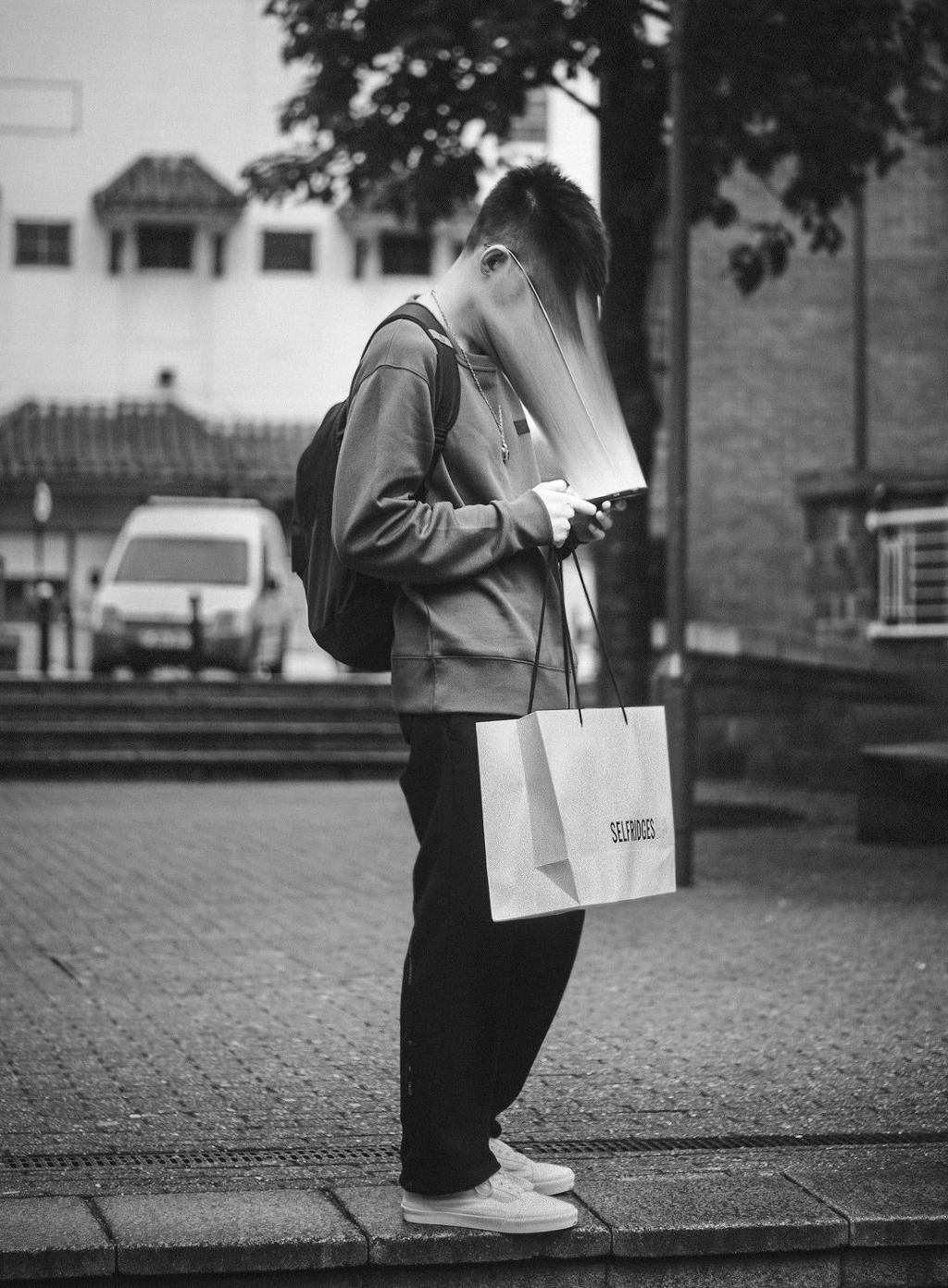 Il cellulare:  un dispositivo che rapisce il pensiero, sottrae benessere e depaupera il nostro&nbsp;vitalismo.